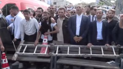 CHP'liler İstanbul il başkanlığı önünde kayyuma karşı barikat kurdu