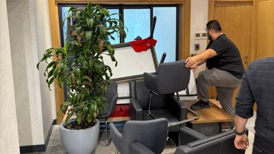 CHP'lilerin İstanbul İl Başkanlığı'ndaki barikat mesaisi sürüyor: Makam katı kapatıldı