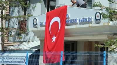 İzmir'de polis merkezine saldırının olduğu sokak Türk bayraklarıyla donatıldı