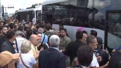 CHP'liler, il binası önünde polis otobüsüne saldırdı