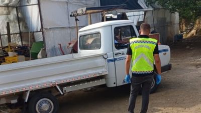 Antalya'da lastiğini tamir ettiği kamyonet ile traktör arasına sıkışarak hayatını kaybetti