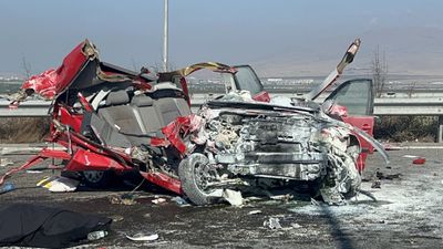 Niğde'de otomobil, tıra arkadan çarptı: 2 ölü, 3 yaralı