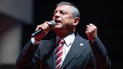 Özgür Özel Türkiye'yi İngiliz dergisi üzerinden tehdit etti: Hayatı durdururuz