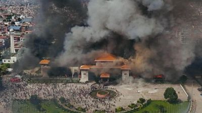 Nepal karıştı: Parlamento binası ateşe verildi, bakanlar dövüldü