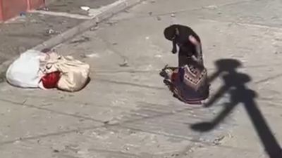 Eskişehir'de eşini sokak ortasında feci şekilde dövdü