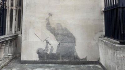 Banksy'nin Londra'da çizdiği resim silindi: Kimliği ortaya çıkabilir