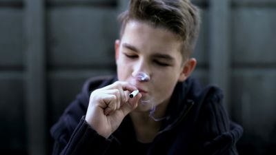 Çocuğu sigara içen aileler yandı! İspanya hükümeti harekete geçti: Para cezası geliyor