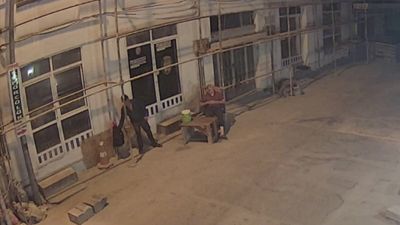 Adana'da uyuyan bekçinin cep telefonu çalındı