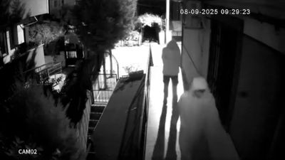 Kocaeli'de hırsızlık için girdiği binada kapıları açamayınca terliklerini bırakıp ayakkabı çaldı