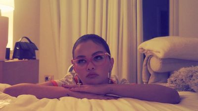 Selena Gomez otel odasında iç çamaşırlarıyla poz verdi! Cesur karelere yorum yağdı