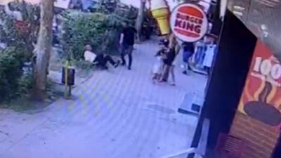 Antalya'da eşiyle yolda yürürken silahlı saldırıya uğrayarak bacaklarından vuruldu