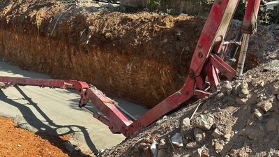 Uşak'ta kırılan beton pompası kolu 2 işçiyi yaraladı