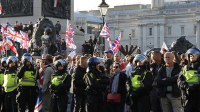 İngiltere'de göçmen karşıtı protestolarda 25 kişi gözaltına alındı