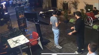 İstanbul'da kapısının önüne park edilen motosiklete önce çorba döktü sonra tekme attı
