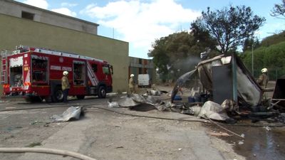 İstanbul'da korkutan yangın: Tüpler patladı, ortalık savaş alanına döndü