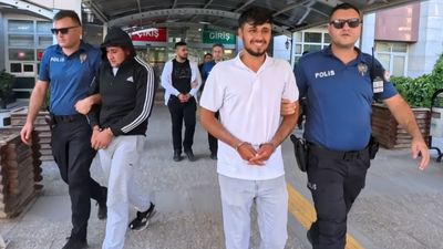 Aksaray'da tutuklanan şahıs adliyeye götürülürken gazeteciye öpücük attı