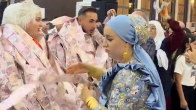 Mardin'de aşiret düğünü: 200'lük banknotlardan kıyafet yaptılar
