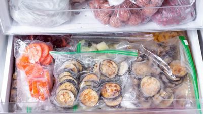 Uzmanlar uyardı: Bu yiyecekleri dondurucudan çıkarttıktan sonra hemen pişirmeyin!