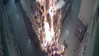 Bursa'da markete giren çocuk peçeteleri tutuşturdu: O anlar kamerada