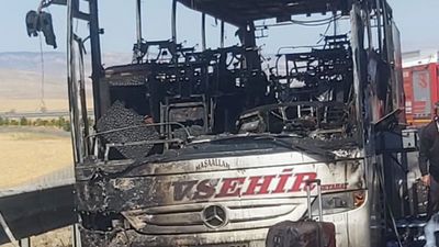 Ankara'da seyir halindeki yolcu otobüsü yandı