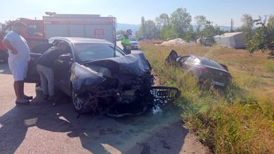 Bursa'da iki otomobil kafa kafaya çarpıştı: 4 yaralı