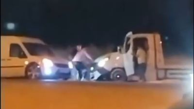 Adana'da sürücülerin kavgası kamerada: Yumruklar havada uçuştu