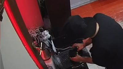 İstanbul'da 1 ay önce işe başladığı dükkanı soydu: Telefonu 'Şuna bak' diyerek çaldı