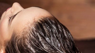 Saç diplerine kahve sürmek meğer mucizeymiş! İşte sebebi