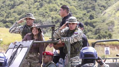 Venezuela'da gençler ve yaşlılar, ABD tehdidine karşı askeri eğitimde