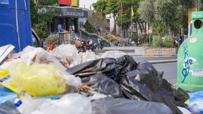 İzmir Buca'da işçiler eylemde, sokaklar çöpten geçilmiyor