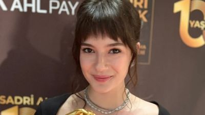 Kızıl Goncalar Zeynep'i Mina Demirtaş ödül gecesinde görüntülendi! Sade tarzı beğeni topladı