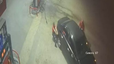 Bursa'da yakıt doldurduğu otomobil aniden ilerleyince pompayı çekip aracı durdurdu