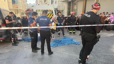 Esenyurt'ta servis minibüsü anne ve oğlunu ezdi