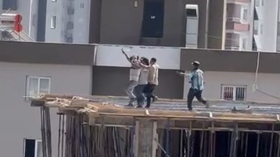 Adana'da inşaatta çalışan işçiler 10'uncu katta halay çekti