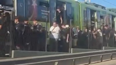 Bursa'da metro arızası: Yolcular raylarda yürüdü