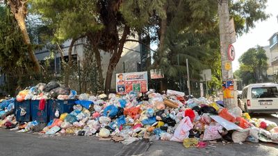 İzmir'de Buca Belediyesi'ndeki eylem sona erdi: Çöpler yerinde duruyor