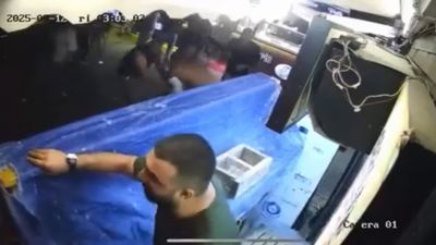 İstanbul'da yolda yürürken çarpışan grubun tekme ve yumruklu kavgası kamerada