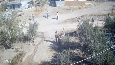 Şanlıurfa'da kafası taşla ezilmek istenen baygın kocasını taş atarak kurtardı