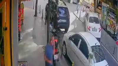 İstanbul'da kaldırımdan yola atlayan çocuğa otomobil çarptı