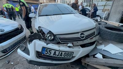 Samsun'da aracıyla polisten kaçarken esnafa çarptı: Ölümden döndü