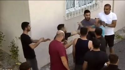 İstanbul'da trafikte tartıştıkları kişiyi dövmek için gelip annesini darbettiler