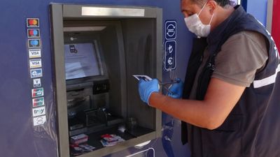 Antalya'da çalıntı 60 kartla ATM'yi boşaltacaktı, başaramayınca cihaza zarar verdi