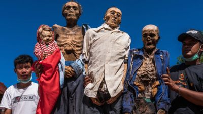 Fantezi tabutlardan, ölü giydirmeye: Dünyanın en ilginç cenaze gelenekleri