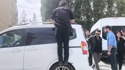 Kars'ta çocukları koruma altına alınan aile, polislere taşlı saldırıda bulundu