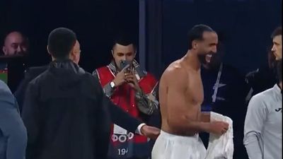 Rusya'da kırmızı kart görünce formayı taraftara verdi: VAR kararı sonrası güldüren anlar yaşandı...