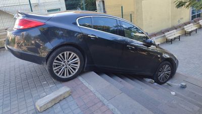 İstanbul'da bir sürücü yol zannettiği merdivende asılı kaldı