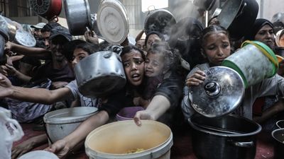 Gazze'de insanlık dramı: Filistinlilere yemek dağıtıldı