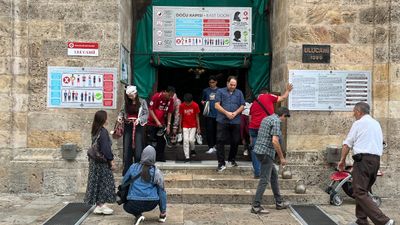 Bursa'da tarihi cami ziyaretlerine kıyafet mecburiyeti getirildi