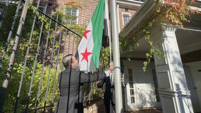 Suriye bayrağı, Washington’da göndere çekildi