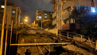 Karabük'te inşaat sahasının yanındaki yolun bir kısmı çöktü